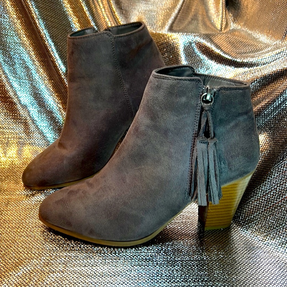 Woman’s Maurices Gray Suede Heeled Boots size 9 only worn once before-beautiful